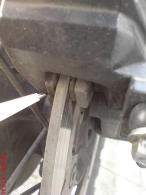 liegt die Trägerplatte des Belags schon an der Bremsscheibe an?