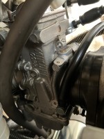 Das ist der Schlauch, der zum Tank geht. Solange der drauf ist, fließt Sprit, sobald der Motor dreht