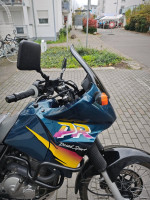 IMG_20251010_150200.jpg (229.74 KiB) 81 mal betrachtet "Five Stars" Scheibe unbekannter Herkunft, Verlauf nach hinten im Winkel der Maske, 40cm Länge ab Scheinwerfer