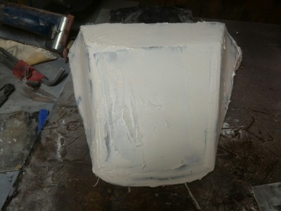 Nachdem ich das Heck gekürzt habe, stand gestern und heute Glasfasermatten- und Feinspachtel,-arbeiten an.