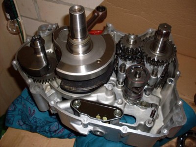 Motorseite mit Getriebe, KW und AGW