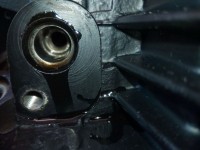...hier, den kennst Du schon: den hast Du erst neu abgedichtet! im Loch erkennt man das Röhrchen mit dem Gewinde, da schraubst Du eine lange M6er Schraube rein...aber nur handfest anlegen!!