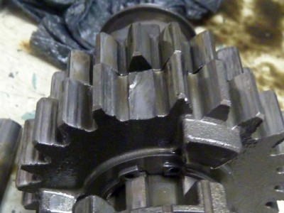 Tigerparts part 1 13.JPG (68.84 KiB) 3783 mal betrachtet komplett ausgebrochener Zahn 3ter Gang - das ausgebrochene Stück lag übrigends noch komplett und ganz im Motor - Gott sei es gedankt
