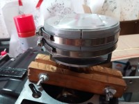 IMG_20200724_122356.jpg (385.06 KiB) 4776 mal betrachtet ...ein Stückchen 100mm Abflußrohr, seitlich aufgeschnitten + 2 Schraubschellen 90-110mm, zunächst mit Gefühl angezogen...