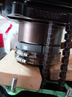 IMG_20200724_125512.jpg (399.06 KiB) 4776 mal betrachtet ...dann den Zylinder draufgestülpt, die Schraubschellen leicht lockern, den Zylinder weiter auf den Kolben drücken...