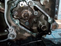 Schaltwelle abziehen, Haltebleche lösen - da kommt grundsätzlich gleich der Schlagschrauber zum Zuge, die &quot;Sahnequarkschrauben&quot; von Suzuki sind sonst gleich im A....