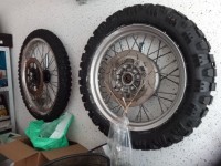 ..zuerst mit den legendären T63 von Michelin bereift, kamen alsbald, nach deren verschleißbedingtem Ableben und der  Einstellung der Produktion, die Mitas E09 drauf...