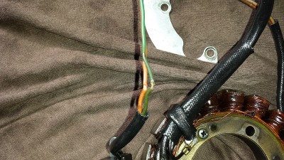 zwei abisolierte Kabel