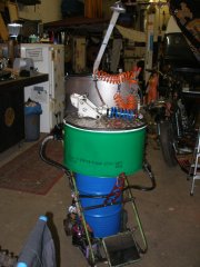 der Waschtisch (Castrol + Liqui Moly Fässer, Gartenschlauchhalter, Treter v Juki-Nähmaschine, Teneré Schutzblechhalter uvm.