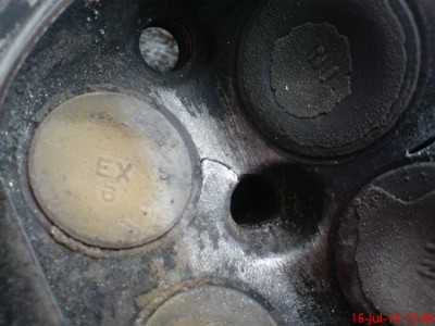 Riss zwischen hinterer Zündkerze und Auslassventil, innenseite