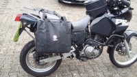 Die Taschen werden über die Bank geworfen