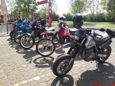 DSC01970k.jpg (229.23 KiB) 5022 mal betrachtet Sammelstelle M....; 46er Sumo, 41er, 42er, 2x 43er und hinten die Falco