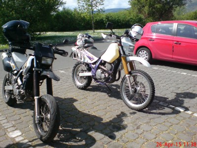 DSC01972k.jpg (213.86 KiB) 5022 mal betrachtet hapekas 46er (mit dem Acerbis Tank) kam nicht später, der war nochmal Tanken... Verdienstorden für die weiteste Anfahrt!!!