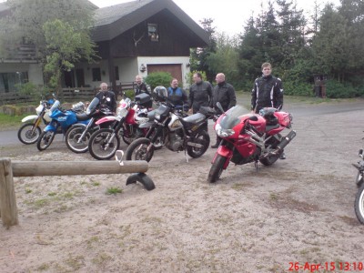 DSC01973k.jpg (196.63 KiB) 5017 mal betrachtet ..nochmal schön aufgereiht: 3 Generationen DR und die Falco