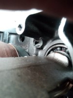 "Ölbogen" , Motorgehäuse, rechts, oberhalb der hinteren Ausgleichswelle, weggefräst vom ausgebrochenen Zahn des 3. Gangs...